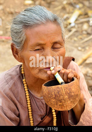 Personnes âgées femme birmane fumeurs cheroot, Myanmar (Birmanie) Asie Banque D'Images