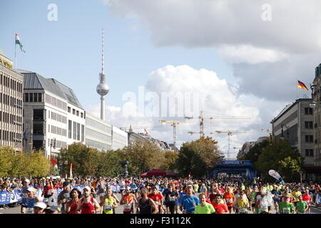 Berlin, Allemagne. 27. Septembre 2015, les coureurs du Marathon de Berlin près de la porte de Brandebourg, Berlin, Allemagne, Europe Crédit : Stefan Papp/Alamy Live News Banque D'Images