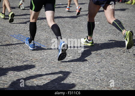 Berlin, Allemagne. 27. Septembre 2015, les coureurs du Marathon de Berlin près de la porte de Brandebourg, Berlin, Allemagne, Europe Crédit : Stefan Papp/Alamy Live News Banque D'Images