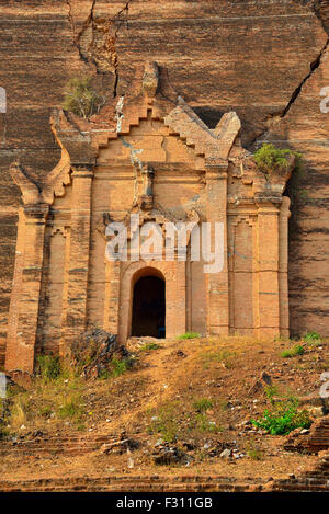 Côté ouest de la ruine de l'inachevé Mingun Pahtodawgyi Mingun monument stupa dans près de Mandalay, Myanmar (Birmanie),. Banque D'Images