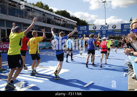 Berlin, Allemagne. 27. Septembre 2015, les coureurs du Marathon de Berlin près de la porte de Brandebourg, Berlin, Allemagne, Europe Crédit : Stefan Papp/Alamy Live News Banque D'Images