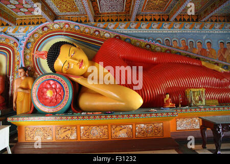 Bouddha à l'intérieur de la temple Isurumuniya, Anuradhapura, Sri Lanka Banque D'Images