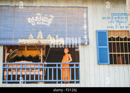 Un moine dans le village de Ban d'Angkor, sur les rives du Mékong, la province de Battambang, Cambodge Banque D'Images
