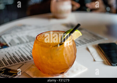 Cocktail sur une table avec menu Banque D'Images