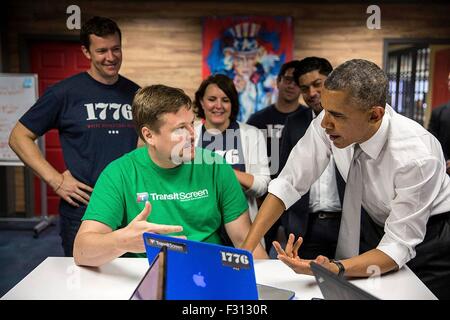 Le président américain Barack Obama visite les employés avant la délivrance de l allocution à 1776, un moyeu de démarrage technique le 3 juillet 2015 à Washington, DC. Banque D'Images