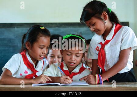 Les enfants travaillent ensemble à l'interdiction Palai elementary school à Paklai, District de la province de Sayaboury au Laos. Banque D'Images