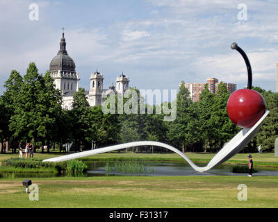 Spoonbridge and Cherry au Walker Art Center Jardin de sculptures avec la Basilique de Sainte Marie de Minneapolis, Minnesota. Banque D'Images