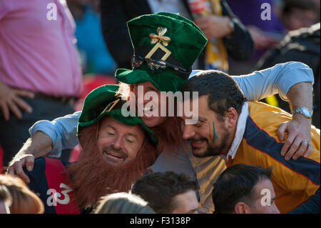 Stade Wembley, Londres, Royaume-Uni. 27 septembre 2015. Irlande contre Roumanie dans le match Pool D de la coupe du monde de Rugby 2015. Les fans irlandais et roumains apprécient l'occasion. Crédit : Malcolm Park/Alay Live News Banque D'Images