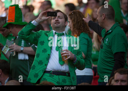 Stade Wembley, Londres, Royaume-Uni. 27 septembre 2015. Irlande contre Roumanie dans le match Pool D de la coupe du monde de Rugby 2015. Un fan irlandais de sexe masculin porte un costume à motif shamrock et une cravate assortie. Crédit : Malcolm Park/Alay Live News Banque D'Images