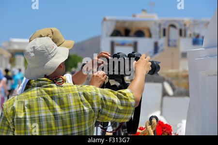 Photographes mise en place plusieurs caméras sur un trépied,Santorini Grèce Banque D'Images