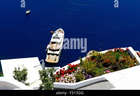 72m Superyacht O'Pari 3 conçu par Stefano et Giorgio Vafiadis assis dans la caldera Santorini Grèce Banque D'Images