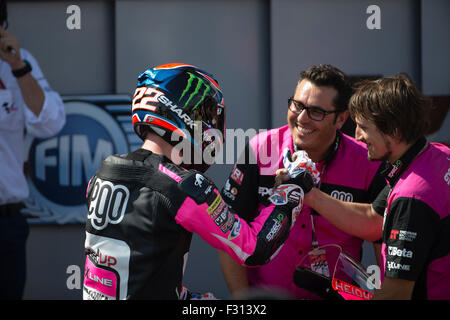 Motorland Aragon, en Espagne. 27 Sep, 2015. Grand Prix MotoGP2 Movistar d'Aragon. Sam Lowes (GBR), Accélérer, célèbre coureur de course après la course de Moto2 au Grand Prix d'Aragon Movistar du circuit de Motorland. Credit : Action Plus Sport/Alamy Live News Banque D'Images