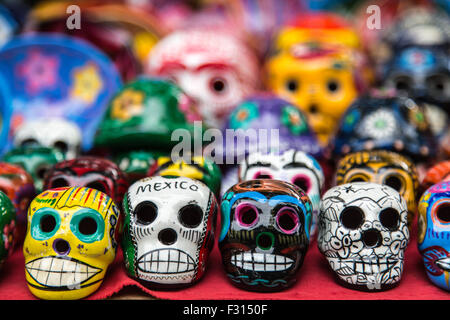 Crânes de céramique colorée à vendre à Tulum, Mexique Banque D'Images