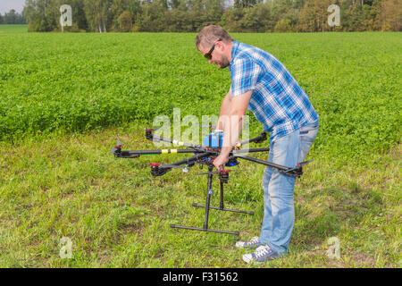 Technician holding multicopter dans mains copter pilote Banque D'Images