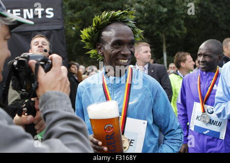 Berlin, Allemagne. 27 Sep, 2015. Eliud Kipchoge célèbre pour ses prix à l'occasion du 42ème Marathon de Berlin. Credit : Simone Kuhlmey/Pacific Press/Alamy Live News Banque D'Images