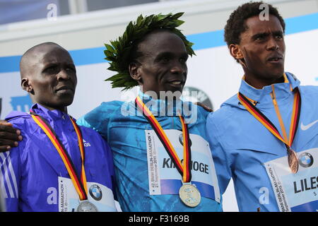 Berlin, Allemagne. 27 Sep, 2015. Eliud Kipchoge (centre) à la remise des prix du 42e Marathon de Berlin. Credit : Simone Kuhlmey/Pacific Press/Alamy Live News Banque D'Images