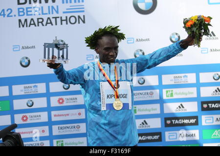 Berlin, Allemagne. 27 Sep, 2015. Eliud Kipchoge célèbre sa victoire lors de la 42e Marathon de Berlin. Credit : Simone Kuhlmey/Pacific Press/Alamy Live News Banque D'Images