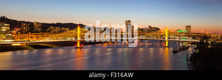 Tilikum Crossing Bridge avec le centre-ville de Portland, Oregon City Skyline at Dusk Panorama Banque D'Images