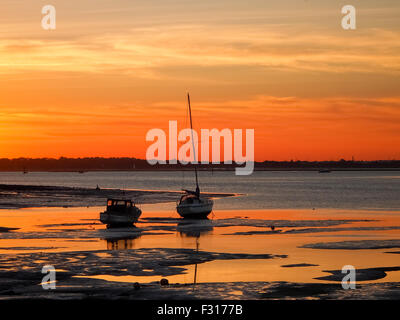 Coucher de soleil sur le port de Portsmouth, Hampshire, Angleterre. Vu de la côte de l'île de baleine Creek. Banque D'Images