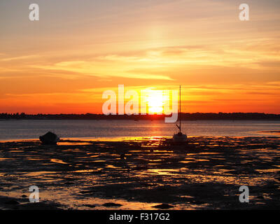 Coucher de soleil sur le port de Portsmouth, Hampshire, Angleterre. Vu de la côte de l'île de baleine Creek. Banque D'Images