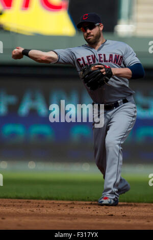 Kansas City, MO, USA. 27 Sep, 2015. Jason Kipnis # 22 de l'Indians de Cleveland lance retour à la première dans la deuxième manche au cours de la MLB match entre les Indians de Cleveland et les Royals de Kansas City à Kauffman Stadium de Kansas City, MO. Kyle Rivas/CSM/Alamy Live News Banque D'Images