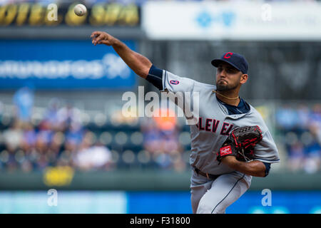 Kansas City, MO, USA. 27 Sep, 2015. Danny Salazar # 31 de la Cleveland Indians emplacements en première manche au cours de la MLB match entre les Indians de Cleveland et les Royals de Kansas City à Kauffman Stadium de Kansas City, MO. Kyle Rivas/CSM/Alamy Live News Banque D'Images