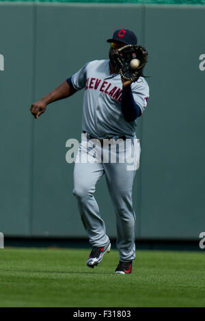 Kansas City, MO, USA. 27 Sep, 2015. Lonnie Chisenhall # 8 de l'Indians de Cleveland fait un grand champ prises dans la première manche au cours de la MLB match entre les Indians de Cleveland et les Royals de Kansas City à Kauffman Stadium de Kansas City, MO. Kyle Rivas/CSM/Alamy Live News Banque D'Images