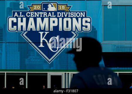 Kansas City, MO, USA. 27 Sep, 2015. Le championnat de la ligue américaine la signalisation est sur l'affichage dans le champ au cours de la MLB match entre les Indians de Cleveland et les Royals de Kansas City à Kauffman Stadium de Kansas City, MO. Kyle Rivas/CSM/Alamy Live News Banque D'Images