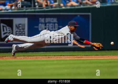 Kansas City, MO, USA. 27 Sep, 2015. Jose Ramirez # 11 de la Cleveland Indians rate un ballon au sol dans la deuxième manche au cours de la MLB match entre les Indians de Cleveland et les Royals de Kansas City à Kauffman Stadium de Kansas City, MO. Kyle Rivas/CSM/Alamy Live News Banque D'Images