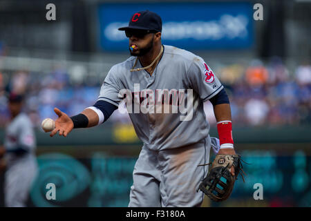 Kansas City, MO, USA. 27 Sep, 2015. Josh Tomlin # 43 de l'Indians de Cleveland lance la balle à la cruche pour le tag out d'abord dans la deuxième manche au cours de la MLB match entre les Indians de Cleveland et les Royals de Kansas City à Kauffman Stadium de Kansas City, MO. Kyle Rivas/CSM/Alamy Live News Banque D'Images