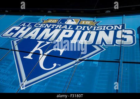 Kansas City, MO, USA. 27 Sep, 2015. Kauffman Stadium affiche l'I.A. Champion de la Division centrale de la signalisation dans le champ gauche avant le match entre la MLB Indians de Cleveland et les Royals de Kansas City à Kauffman Stadium de Kansas City, MO. Kyle Rivas/CSM/Alamy Live News Banque D'Images