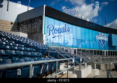 Kansas City, MO, USA. 27 Sep, 2015. Kauffman Stadium affiche l'I.A. Champion de la Division centrale de la signalisation dans le champ gauche avant le match entre la MLB Indians de Cleveland et les Royals de Kansas City à Kauffman Stadium de Kansas City, MO. Kyle Rivas/CSM/Alamy Live News Banque D'Images