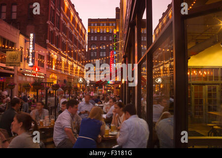 RESTAURANTS EN PLEIN AIR EAST FOURTH STREET DOWNTOWN CLEVELAND OHIO USA Banque D'Images