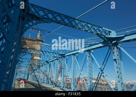 Chaussée ROEBLING SUSPENSION BRIDGE SUR LE CENTRE-VILLE DE LA RIVIÈRE OHIO CINCINNATI OHIO USA Banque D'Images