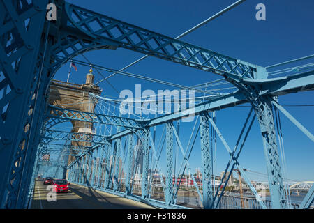 Chaussée ROEBLING SUSPENSION BRIDGE SUR LE CENTRE-VILLE DE LA RIVIÈRE OHIO CINCINNATI OHIO USA Banque D'Images