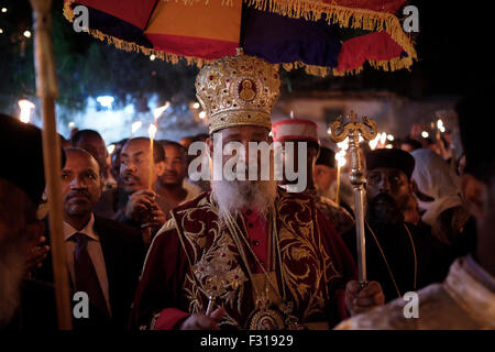 Clerc orthodoxe éthiopienne détient un style orientale crosier avec les serpents représentant le personnel de Moïse lors de célébrations de 'emera', qui est une cérémonie de la vendre - conclusion d'la vraie croix, observé par le feu un grand feu de Deir El-Sultan monastère situé sur le toit de l'église de Saint-sépulcre à Jérusalem-Est Israël le 27 septembre 2015. Meskel, est la maison de vacances spirituel des Chrétiens orthodoxes en Éthiopie et a été célébrée pour des milliers d'années. Il a maintenant été désigné par l'UNESCO sur la Liste représentative du patrimoine culturel Patrimoine Mondial de l'humanité. Banque D'Images