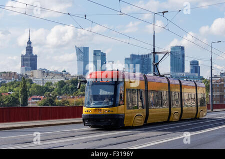 Le tramway moderne sur Śląsko-Dąbrowski Pont sur la Vistule avec gratte-ciel en arrière-plan à Varsovie, Pologne Banque D'Images