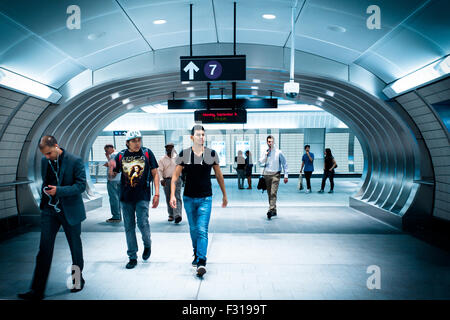 New York City, New York, USA - 14 septembre 2015 : voir à new Hudson Yards 7 station de métro de train avec des voyageurs visible. Banque D'Images