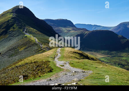 Le chemin vers le haut de Cat Bells dans le nord-ouest Lake District, Royaume-Uni Banque D'Images