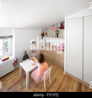 Un petit espace enfant chambre (France). Petite chambre d'enfant (France). Banque D'Images