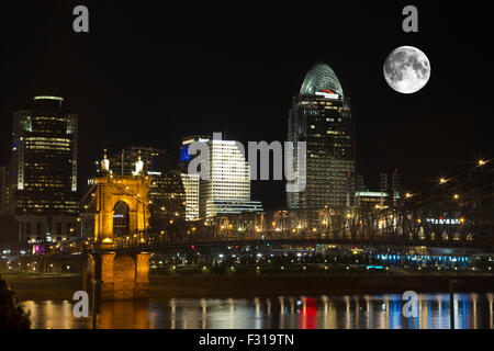 ROEBLING SUSPENSION BRIDGE SUR LE CENTRE-VILLE DE LA RIVIÈRE OHIO Cincinnati (Ohio) Banque D'Images