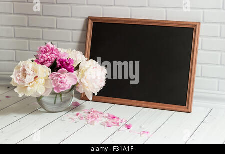 Tableau noir et de pivoines dans un vase Banque D'Images