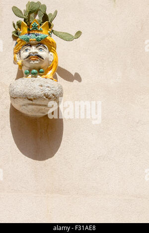 La céramique de style sicilien traditionnel peut être utilisé pour créer des cache-pot utilisé pour maintenir un cactus contre un mur de Taormina, Sicile. Banque D'Images