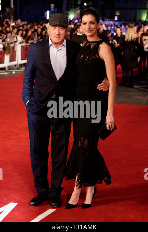 Londres, Royaume-Uni. 27 Sep, 2015. Robert De Niro et Anne Hathaway assiste à la première européenne de la stagiaire sur 27/09/2015 à la vue West End, Londres. Robert De Niro, Anne Hathaway. Credit : Julie Edwards/Alamy Live News Banque D'Images