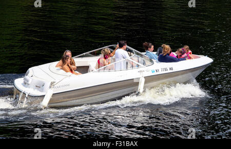 Bateau à moteur 790 bow rider chargé avec les gens de la famille. Long Lake, New York, États-Unis d'Amérique États-unis Adirondack State Park Banque D'Images