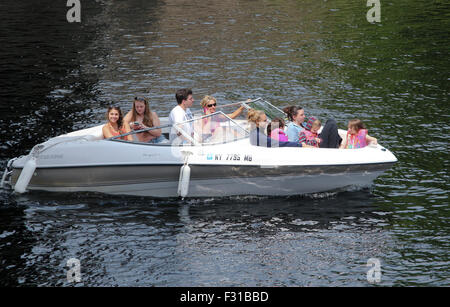 Bateau à moteur 790 bow rider chargé avec les gens de la famille. Long Lake, New York, États-Unis d'Amérique États-unis Adirondack State Park Banque D'Images