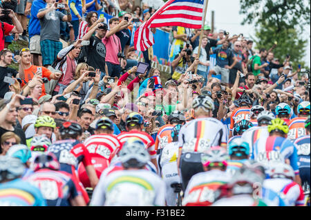 Richmond, Virginia, USA. 27 Sep, 2015. Fans applaudir les cavaliers les cavaliers font leur chemin jusqu'à la 23e Rue, pavé pendant la course sur route Hommes Élite Dimanche 27 septembre 2015, à l'UCI Championnats du Monde sur route à Richmond, Virginia, United States. Credit : Sean Meyers/ZUMA/Alamy Fil Live News Banque D'Images