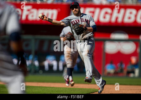 Kansas City, MO, USA. 27 Sep, 2015. Jason Kipnis # 22 de l'Indians de Cleveland lance en premier dans la septième manche au cours de la MLB match entre les Indians de Cleveland et les Royals de Kansas City à Kauffman Stadium de Kansas City, MO. Kyle Rivas/CSM/Alamy Live News Banque D'Images