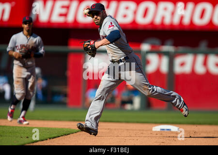 Kansas City, MO, USA. 27 Sep, 2015. Jason Kipnis # 22 de l'Indians de Cleveland lance en premier dans la septième manche au cours de la MLB match entre les Indians de Cleveland et les Royals de Kansas City à Kauffman Stadium de Kansas City, MO. Kyle Rivas/CSM/Alamy Live News Banque D'Images