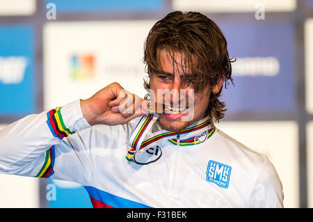 Richmond, Virginia, USA. 27 Sep, 2015. Champion du monde Peter Sagan se mord la médaille d'or après avoir remporté la course sur route Hommes Élite Dimanche 27 septembre 2015, à l'UCI Championnats du Monde sur route à Richmond, Virginia, United States. Credit : Sean Meyers/ZUMA/Alamy Fil Live News Banque D'Images